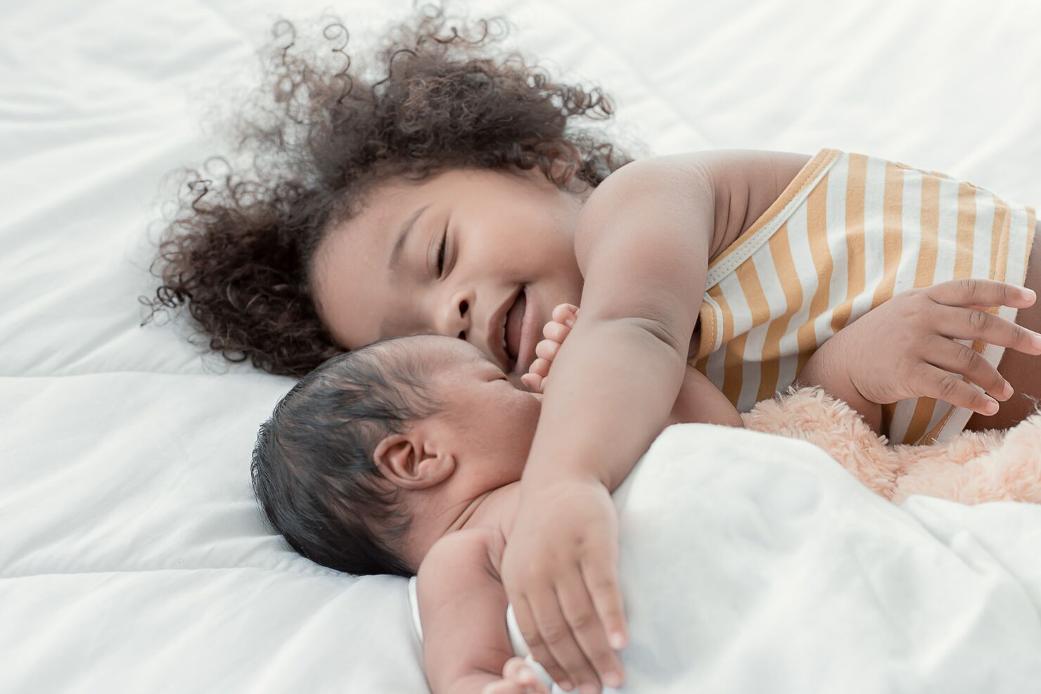 Baby schläft gemütlich bei dem Geschwisterchen ein