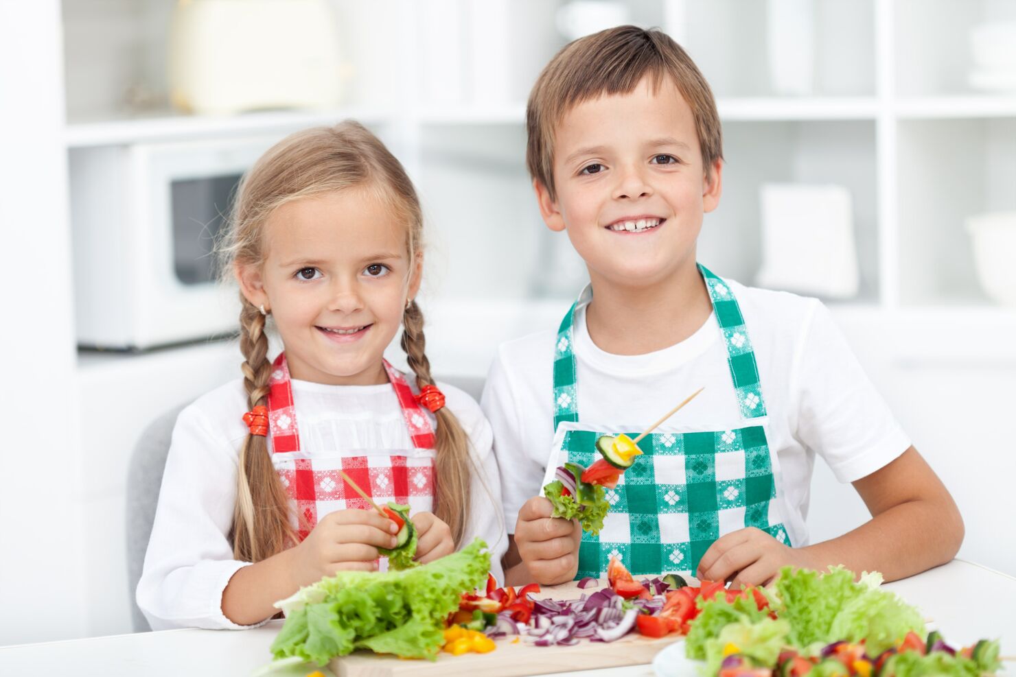 Kinder bereiten Gemüse-Spiesse vor